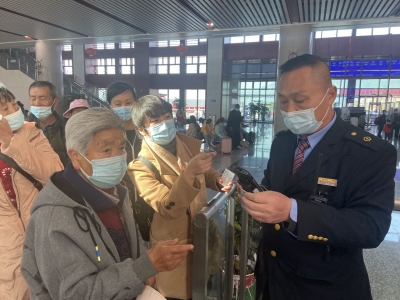 15日云南铁路发送旅客11.2万 为今年春运以来最高