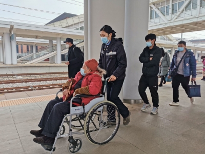 @老年人，不会运用智能技术别担心！云南铁路让老年人享受便利出行
