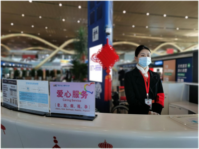 运用智能技术困难？昆明机场乘机便利服务让老年人“潇洒走一回”