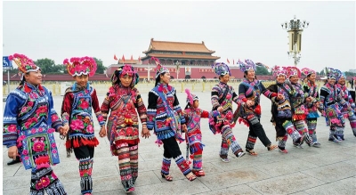 【非遗过大年·文化进万家】老奶奶赛装 演绎古老T台秀中的流金岁月