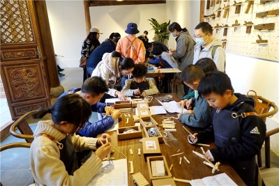 走进华侨城乌龙村 体验木匠精神