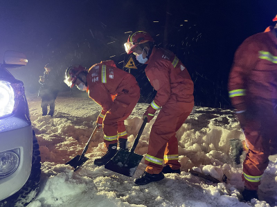 驴友又又又被困在雪山了！网友：能让消防员省点心吗？