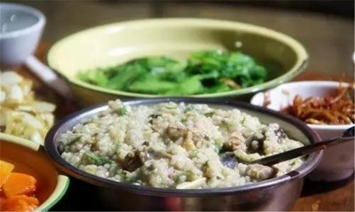 没吃过佤族鸡肉烂饭，怎么好意思说来过普洱呢？