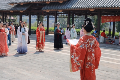 花朝节 | 恰逢春日，一眼心动