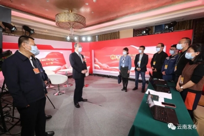 阮成发看望采访报道全国两会的新闻工作者