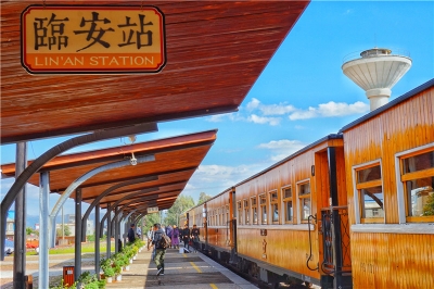坐上春天的小火车 沿着米轨邂逅建水慢时光