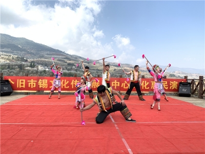 个旧市锡文化传承展演中心惠民演出走进梨花谷