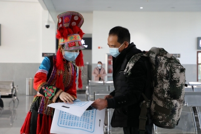 坐着动车去个旧赏花 春天“梨”您很近