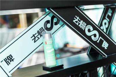 张艺兴亮相昆明百盛 带你拥抱春城好时光