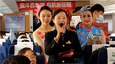 云南首列“红色教育主题列车”开到蒙自 200名党员“打卡”红色教育基地