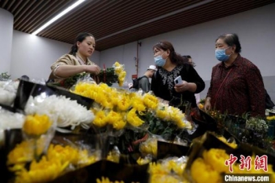 云南清明假期：多地旅游火热 文明祭扫成新风