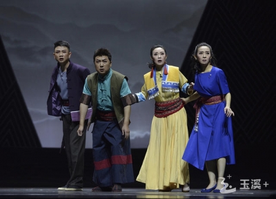 大型花灯青春剧《花腰飞虹》首演