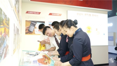 东航云南客舱部团委与云报集团团委开展读书活动