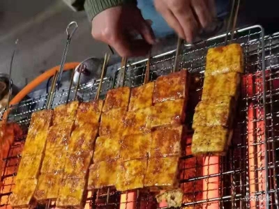 玉溪通海九龙街道梨花夜市：梨白不肯凋，引得游人织