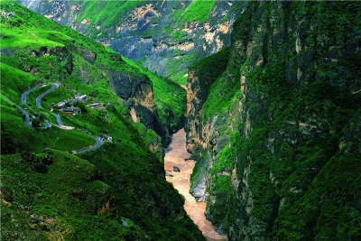 香格里拉虎跳峡：壮美险奇 令人震撼