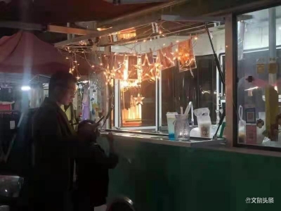 玉溪通海九龙街道梨花夜市：梨白不肯凋，引得游人织