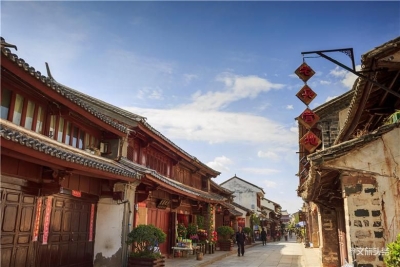 中国旅游市场加速回暖 清明假期出行热潮高涨