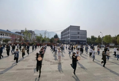 大理：非遗“舞动”课间操 让传统文化在活力中传承