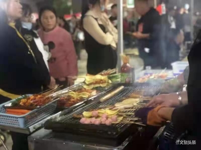 玉溪通海九龙街道梨花夜市：梨白不肯凋，引得游人织