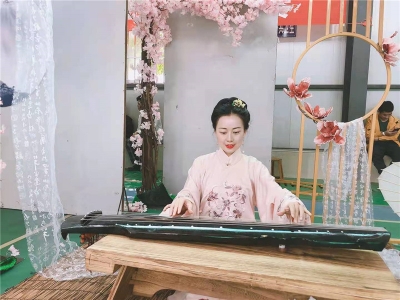 到红河开远：身着霓裳赴春约，满眼芳华与倾城