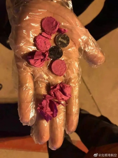 又一起！旅客向飞机扔6枚硬币祈福，致航班取消...
