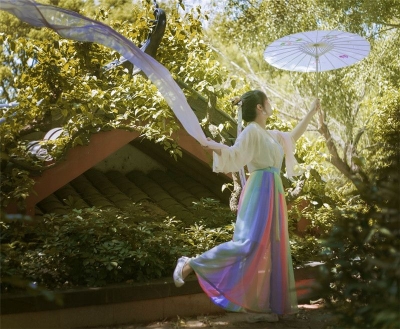 到红河开远：身着霓裳赴春约，满眼芳华与倾城