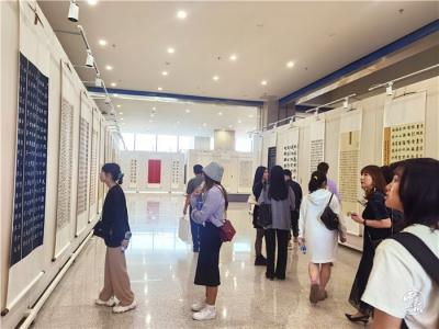 首届中国爨体书法临创作品展在昆开幕 190余件作品展现爨文化魅力