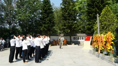临沧市文化旅游系统开展“缅怀革命先烈，弘扬爱国精神”主题党日活动