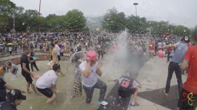 【五一游玉溪】新平：各地游客 “湿身”戛洒 玩转花腰傣风情沐浴节