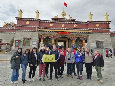 在华外宾代表团游云南首站来到香格里拉 