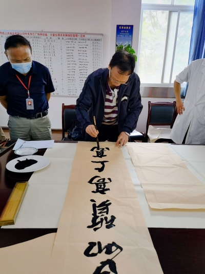 墨香进厂 粽香更甚