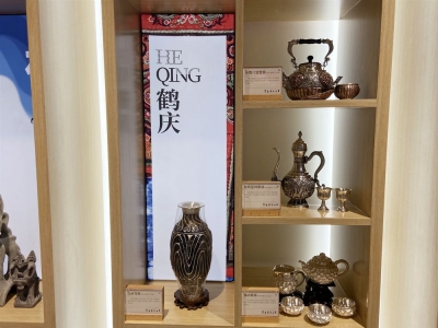 大理鹤庆文旅宣传推介亮相昆明长水机场 非遗文创产品吸睛