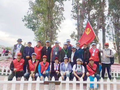 大理州文旅局开展“党员先行，共护洱海”主题党日活动，让党旗高高飘扬在洱海生态廊道服务游客一线