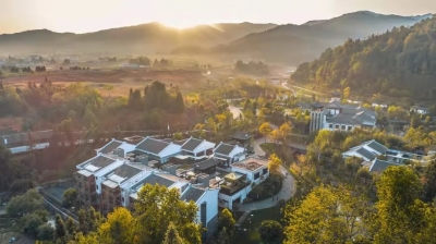 玛御谷温泉小镇依托腾冲生态资源，致力于打造中国西南地区文旅标杆