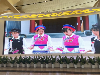 大理鹤庆文旅宣传推介亮相昆明长水机场 非遗文创产品吸睛