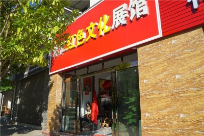 永仁这位葡萄园主22年攒了一个红色“博物馆”