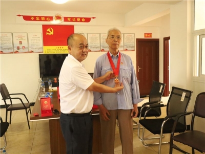 红河州文旅局举行“光荣在党50年”纪念章颁发仪式