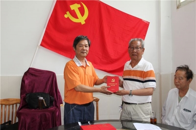 红河州文旅局举行“光荣在党50年”纪念章颁发仪式