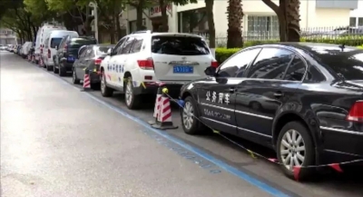 有变化！昆明路面停车泊位分三色，如何停车？