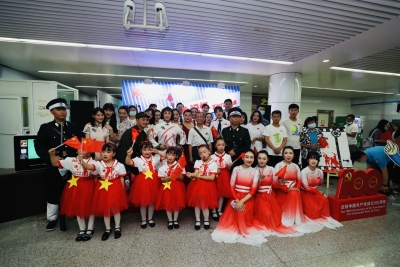 昆明地铁庆祝建党100周年系列活动之“红色快闪活动”举行