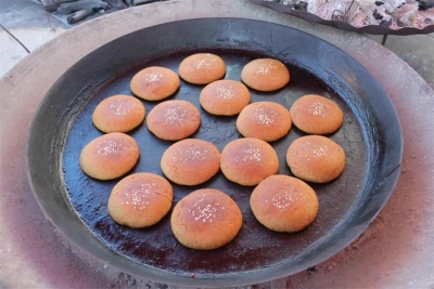 玉溪新平扬武火烤饼 碳火中传承的彝家味道