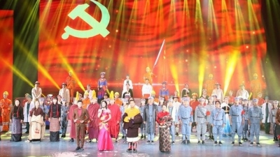 迪庆州三场“百年追寻圆梦今朝”文艺晚会献礼建党百年  座无虚席博众彩
