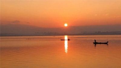 落日余晖中，醉在大屯海