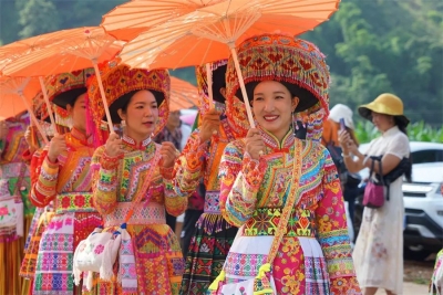 歌舞表演、民族服装秀、网红摇摆桥、稻田摸鱼…丽江这个节有玩场！