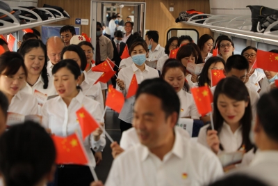 云南：“复兴号”带火七月红色游
