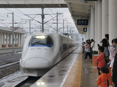 ​万亩荷花盛开 游客喜爱乘高铁畅游云南普者黑