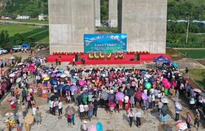 歌舞表演、民族服装秀、网红摇摆桥、稻田摸鱼…丽江这个节有玩场！