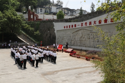 云南：“复兴号”带火七月红色游