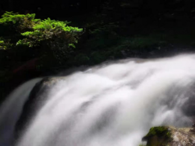依山傍瀑｜山是眉峰聚，瀑是眼波横，这里是轿子山！