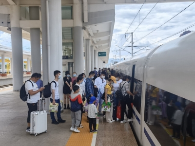 ​万亩荷花盛开 游客喜爱乘高铁畅游云南普者黑